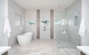 Douche, sèche-cheveux, serviettes fournies