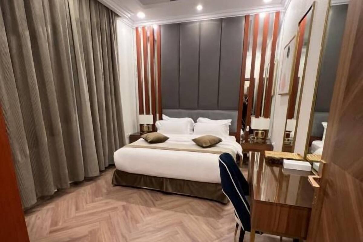 1 makuuhuone, pimennysverhot, äänieristys, silitysrauta/-lauta