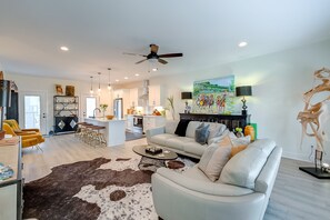 Smart TV, books, computer monitors - Luxurious 3 BR Distillery District Townhouse - Eight Belles (LEXINGTON)