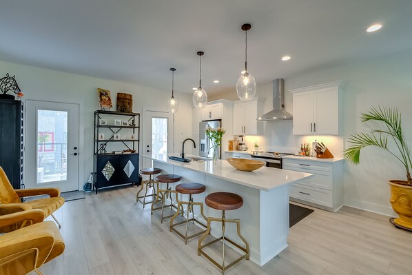 Fridge, microwave, oven, stovetop - Luxurious 3 BR Distillery District Townhouse - Eight Belles (LEXINGTON)