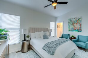 3 bedrooms, desk, iron/ironing board, free WiFi - Luxurious 3 BR Distillery District Townhouse - Eight Belles (LEXINGTON)