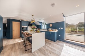 Mikrowelle, Geschirrspüler, Wasserkocher mit Kaffee-/Teezubehör