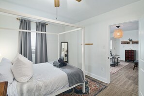 2 bedrooms, iron/ironing board, travel cot, WiFi - 2BR by the Park, Walkable to Main St (Philadelphia)