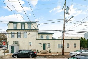 Exterior - 2BR by the Park, Walkable to Main St (Philadelphia)