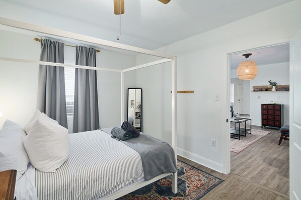 2 bedrooms, iron/ironing board, travel crib, WiFi - 2BR by the Park, Walkable to Main St (Philadelphia)