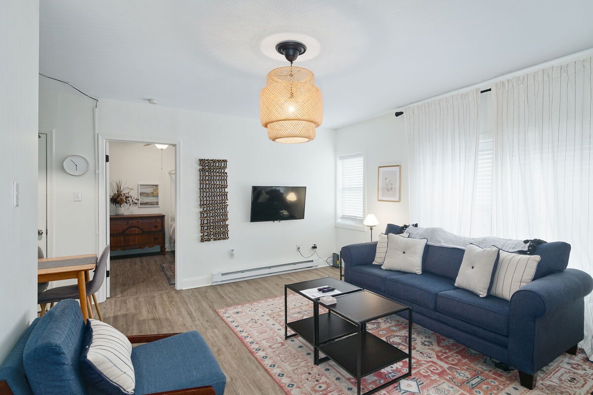 2BR by the Park, Walkable to Main St