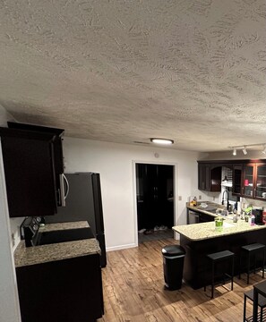 Een koelkast, een magnetron, een oven, een kookplaat