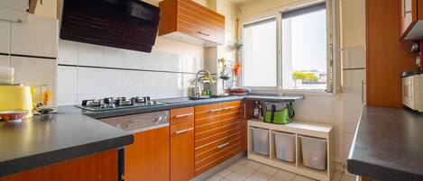 Fridge, microwave, oven, stovetop