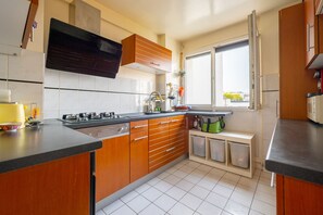 Fridge, microwave, oven, stovetop