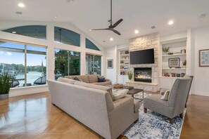 Smart TV, caminetto, tavolo da ping pong, libri