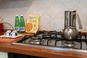Een koelkast, een microgolfoven, een oven, een kookplaat