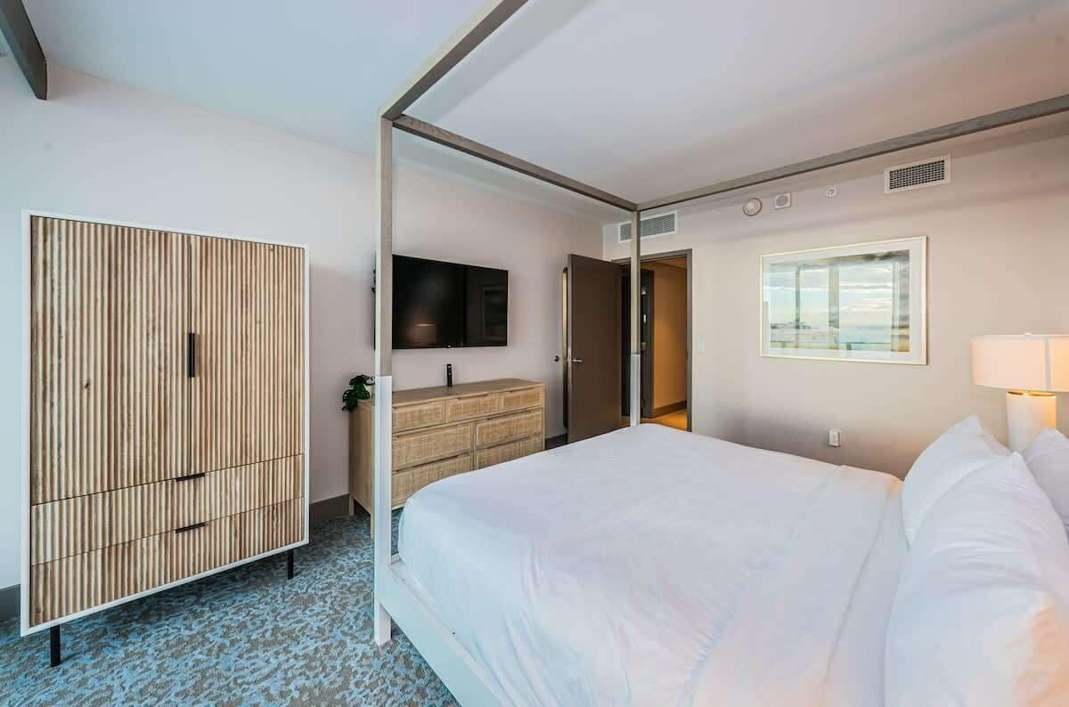 3 habitaciones, tabla de planchar con plancha, wifi y ropa de cama 