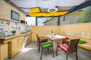 Een koelkast, een magnetron, een oven, een vaatwasser