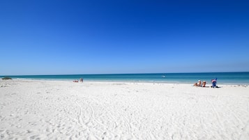 Kondominium, 1 Tempat Tidur King dengan tempat tidur Sofa (Anna Maria Island Runaway Tropical Es) | Pantai | Pantai pribadi dan pasir putih