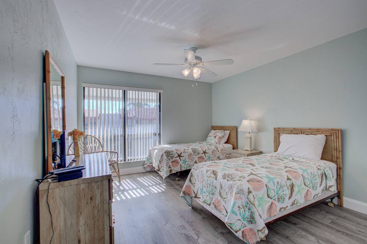 Condo, 1 King Bed with Sofa bed (Anna Maria Island Runaway Tropical Es) | 2 bedrooms, WiFi (free)