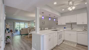 Kondominium, 1 Tempat Tidur King dengan tempat tidur Sofa (Anna Maria Island Runaway Tropical Es) | Dapur pribadi | Kursi makan untuk bayi