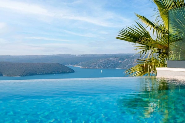 Lämmitetty uima-allas