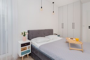 1 bedroom, bed sheets - Aesthetic Deep Blue Apartment by Renters (Gdansk)