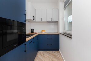Private kitchen - Aesthetic Deep Blue Studio by Renters (Gdansk)