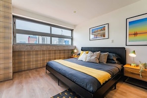 2 habitaciones, escritorio y tabla de planchar con plancha 