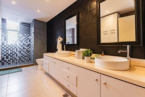 Dutxa, assecador de cabells, tovalloles i sabó 