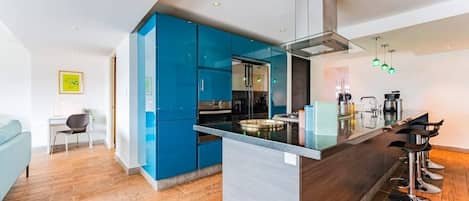 Frigorífico, microondas, horno y placa de cocina