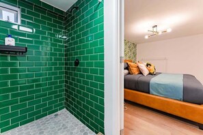 تجهيزات دش، مجففات شعر، مناشف، صابون