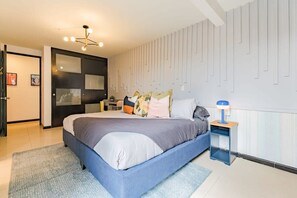 3 sovrum, värdeförvaringsskåp på rummet och skrivbord