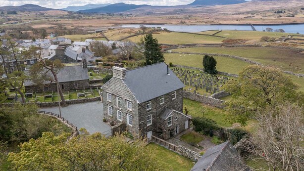 A stone house with a courtyard, surrounded by a rural landscape with fields and a lake. - Rheithordy -  a self catering cottage that sleeps 9 guests in 5 bedrooms (Blaenau Ffestiniog)