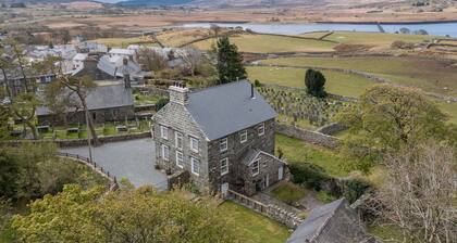 Impressive Property At The Foot Of The Rhinog Mountains | Rheithordy