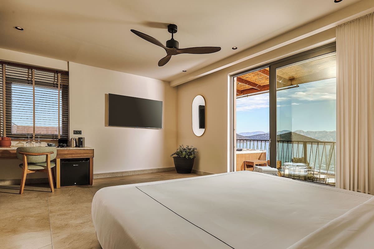 Double Room with Jacuzzi and Sea View | Sengetøy i egyptisk bomull, sengetøy av topp kvalitet og dundyner