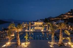 Una piscina al aire libre de temporada (de 08:00 a 20:00), sombrillas