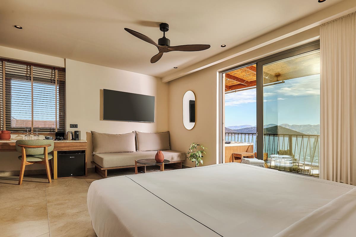 Junior kamer | Woonruimte | Een 43-inch smart-tv met satellietzenders