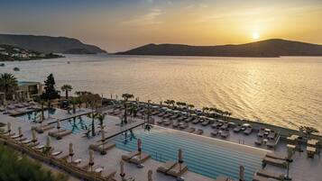 Een seizoensgebonden buitenzwembad en parasols bij het zwembad