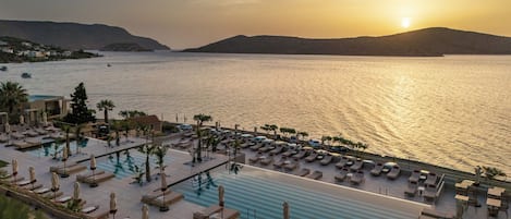 Piscine extérieure (ouverte en saison), parasols de plage