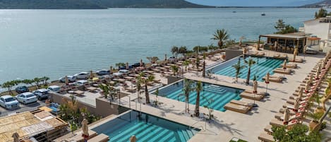 Una piscina al aire libre (de 08:00 a 20:00), sombrillas, tumbonas