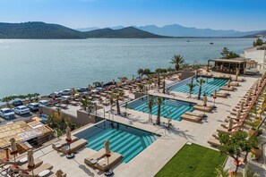 Una piscina al aire libre de temporada (de 08:00 a 20:00), sombrillas