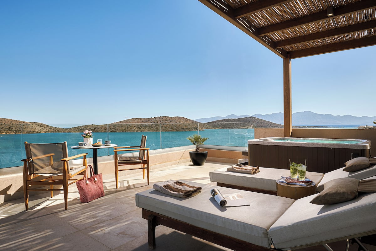 Signature Suite with Jacuzzi and Sea View | Utsikt mot strand/hav