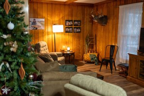 Smart TV, books - Large newly remodeled 5 bedroom house close to all Lake Erie Attractions! (Girard)