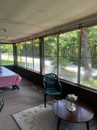 Large newly remodeled 5 bedroom house close to all Lake Erie Attractions!