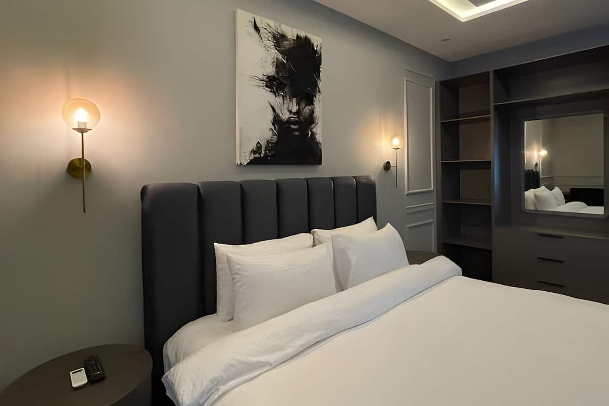Standaard kamer, 1 kingsize bed | 1 slaapkamer, een minibar, een kluis op de kamer, een laptopwerkplek