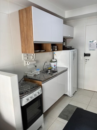 Refrigerador, microondas, utensilios de cocina, artículos de limpieza