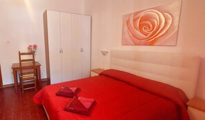 3 bedrooms, iron/ironing board, travel crib, WiFi - 4½-room apartment (126m²) on ground floor with veranda and access to the garden. (Sardegna)