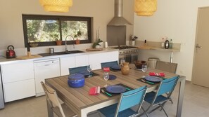 Fridge, microwave, oven, stovetop - Superbe Maison en Provence Avec Piscine, Magnifique vue sur le Luberon (Robion)