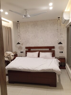 1 chambre, fer et planche à repasser, draps fournis
