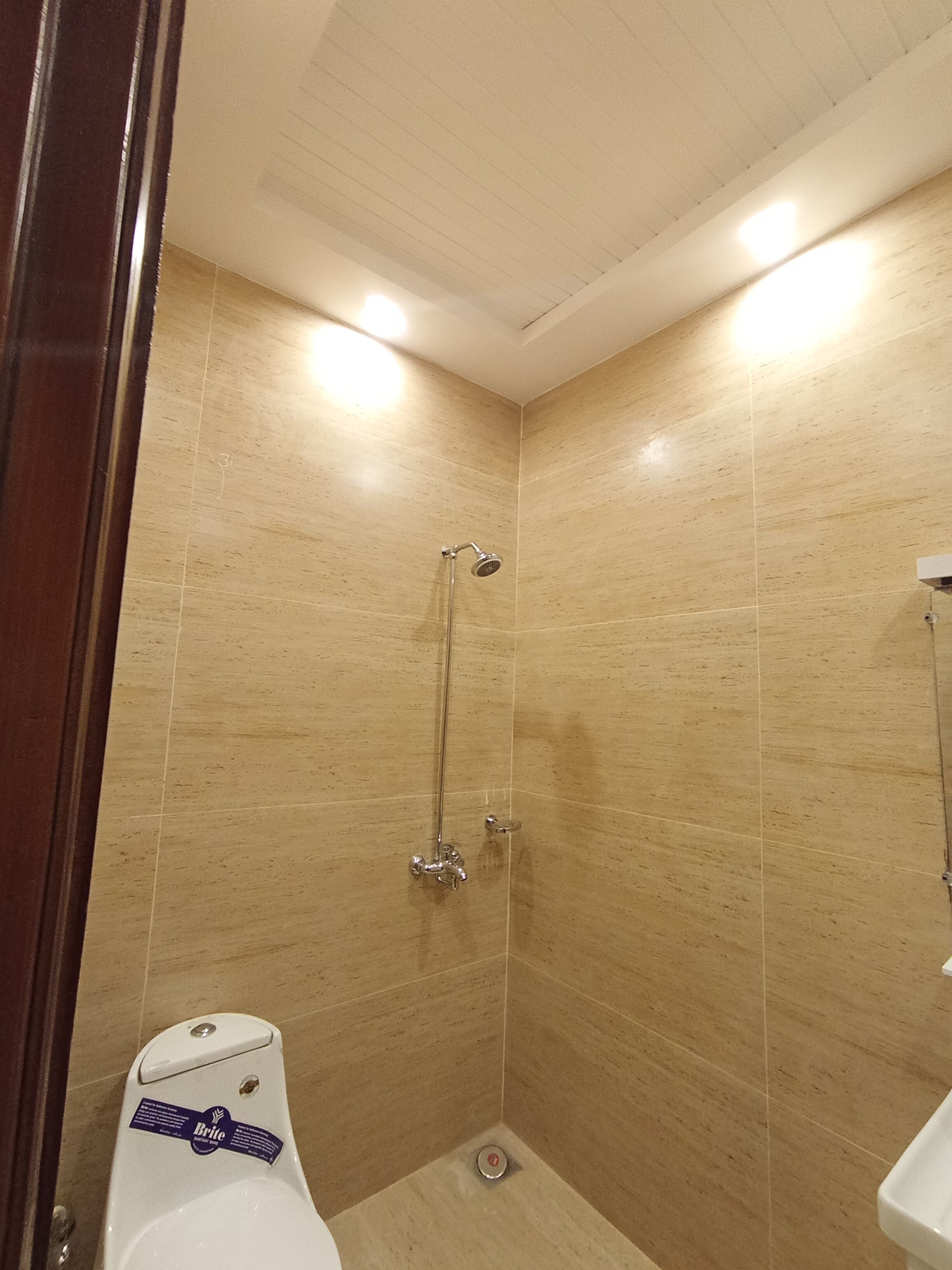 Douche, serviettes fournies, savon, shampoing