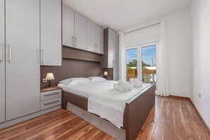 3 Schlafzimmer, kostenlose Babybetten, Bettwäsche