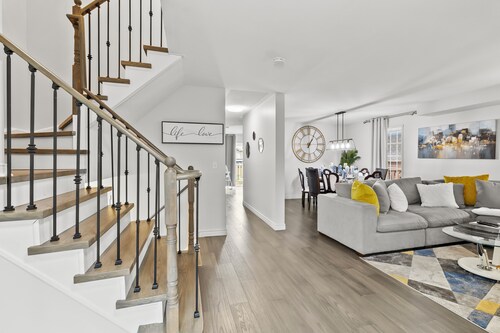 Luxury 7BR Haven in Mississauga| Near Square one| Minutes to Airport| Sleeps 16+