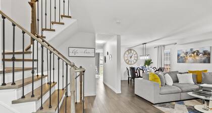 Luxury 7BR Haven in Mississauga| Near Square one| Minutes to Airport| Sleeps 16+