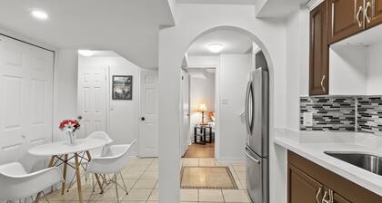 Luxury 7BR Haven in Mississauga| Near Square one| Minutes to Airport| Sleeps 16+